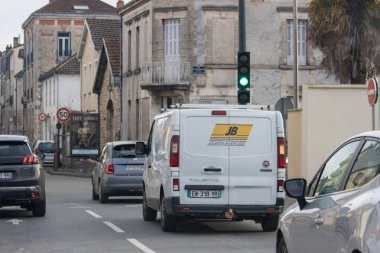 Fransa, 17 Aralık 2024: Şehir caddesi ve araçlar yeşil ışıkta durdu