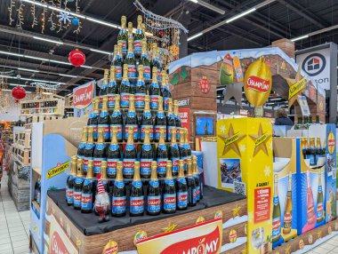 Fransa, 23 Aralık 2024: Meşgul süpermarketlerdeki noel ağacı gibi oda şişeleri sergilendi