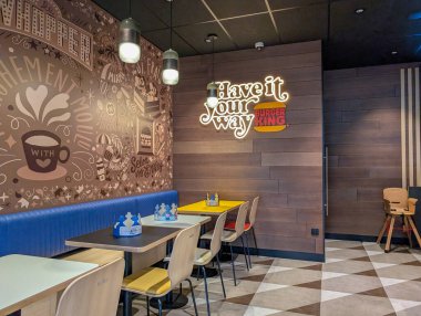 Fransa, 17 Aralık 2024: Burger King 'in iç kısımları canlı oturma ve duvar sanatı içeriyor