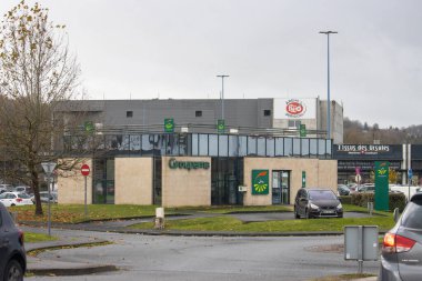 Fransa, 07 Aralık 2024: Otoparkta arabalı Groupama binası ve bulutlu gökyüzü