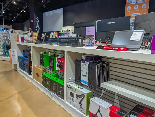 Fransa, 12 Aralık 2024: Dizüstü bilgisayarlar, oyun aksesuarları ve tabletlerle elektronik mağaza vitrini.