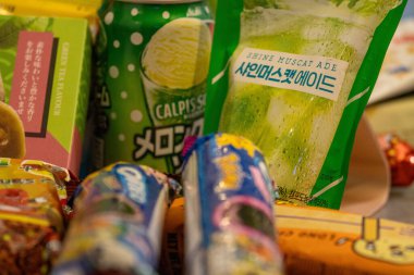 Fransa, 19 Aralık 2024: Çeşitli etiket ve renklere sahip renkli abur cuburlar