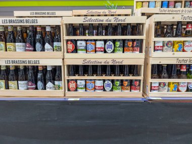 Fransa, 23 Ocak 2025: Belçika ve Kuzey bira seçimleri, ahşap sandıklar.