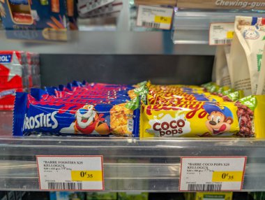 Fransa, 26 Aralık 2024: Mısır gevreği raflarında Frosties ve Coco Pops sergileniyor