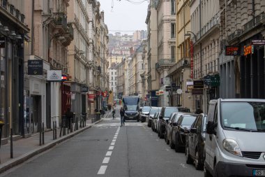 Fransa, Lyon 04 Şubat 2025: Park halindeki arabalar, binalar, tabelalar, insanlar.