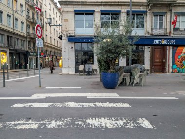 Fransa, Lyon 04 Şubat 2025: Kapalı kafe sandalyeleri ve duvar resimleriyle kentsel sokak köşesi