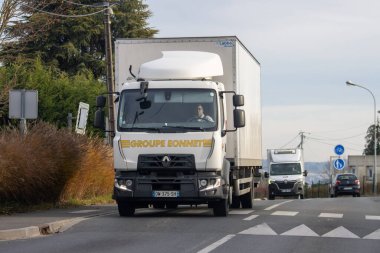 Fransa, 17 Aralık 2024: Kırsal yolda bisikletçi tabelasıyla kamyon sürüyor