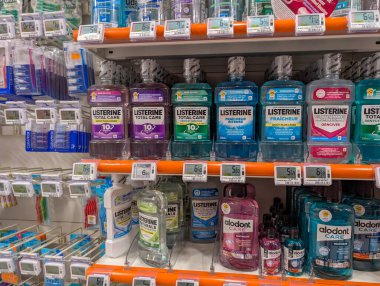 Fransa, 25 Ocak 2025: Mağaza vitrininde çeşitli ağız gargarası markaları