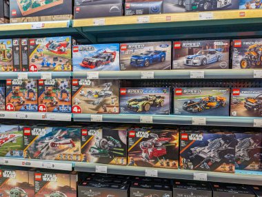 Fransa, 08 Şubat 2025: LEGO araba setleri ve Yıldız Savaşları raflarda sergilendi