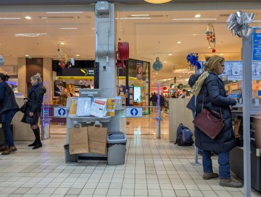 Fransa, 23 Aralık 2024: Alışveriş merkezi sahnesi, bayram dekorasyonları ve tüketicilerin ürünlere göz atması