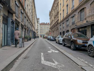 Fransa, Lyon 04 Şubat 2025: Bisikletçi yolu ve tarihi mimari binalarla kent sokak sahnesi