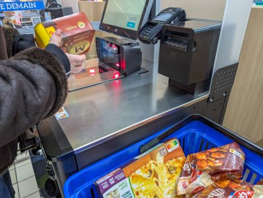 Fransa, 31 Ocak 2025: Bakkal ve alışveriş sepeti içeriği taranıyor