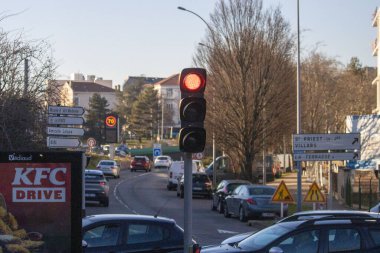Fransa, Lyon 04 Şubat 2025: Trafik ışıkları kentteki yoğun kavşakta kırmızı gösteriyor.