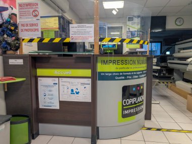 Fransa, 05 Aralık 2024: Uyarı bandı ve tabela sergilenen matbaa resepsiyonu