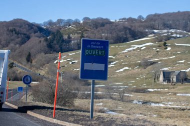 Fransa, 01 Ocak 2025: Dağ manzaralı tepe manzaralı açık tabela