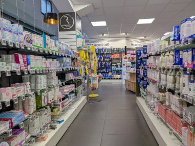 Fransa, 25 Ocak 2025: Çeşitli sağlık ürünleri ve malzemeleriyle dolu eczane rafları