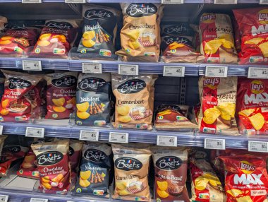 Fransa, 21 Aralık 2024: Çeşitli patates cipsi tatları süpermarket raflarında güzelce sergileniyor