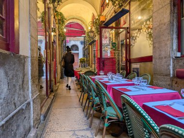 Fransa, Lyon 04 Şubat 2025: Dar yol masaları olan büyüleyici bir restorana çıkıyor.
