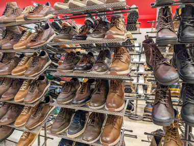 Fransa, 07 Aralık 2024: Raflarda şık kahverengi ve siyah ayakkabılar sergileniyor