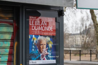 Fransa, Lyon 04 Şubat 2025: Dergi kapağı, şehir merkezindeki gazete bayiinin önünde bir adamın portresi