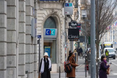 Fransa, Lyon 04 Şubat 2025: Yayaların, dükkanların, bisikletlerin ve toplu taşıma araçlarının görüldüğü sokak sahnesi