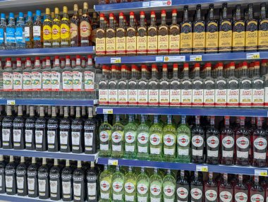 Fransa, 23 Ocak 2025: Süpermarket raflarında Satılık Alkol İçeceklerinin Çeşitliliği