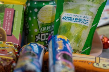 Fransa, 19 Aralık 2024: Uluslararası abur cubur ve içeceklerin renkli çeşitleri sergileniyor.