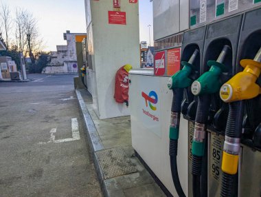 Fransa, 14 Ocak 2025: Benzin istasyonu yakıt pompaları güvenlik ekipmanları ve alacakaranlık ayarlarıyla