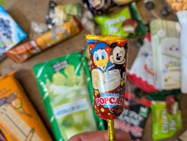 Fransa, 19 Aralık 2024: İkonik çizgi film karakteri şeker ambalajının yer aldığı renkli abur cubur çeşidi