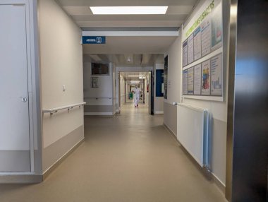 Fransa, 05 Mart 2025: Uzak rakam ve bilgi panolarına sahip boş hastane koridoru