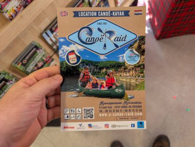 Fransa, 05 Mart 2025: Resimli manzara boyunca kano maceraları heyecan verici açık hava aile aktivitelerini teşvik ediyor