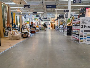 Fransa, 20 Şubat 2025: Ev dekorasyon mağazası iç dekorasyon mağazası Renkli kumaş ve boya sergileri