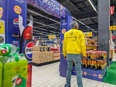 Fransa, 28 Şubat 2025: Renkli atıştırmalıklar ve içecekler sergilenen parlak süpermarket sahnesi