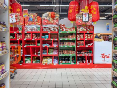 Fransa, 23 Ocak 2025: Asya market ürünleri canlı süpermarket koridorlarında sergileniyor