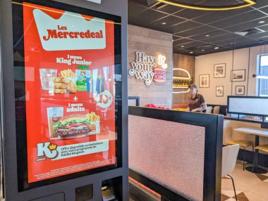 Fransa, 15 Ocak 2025: Fast food kuruluşunda özel teklif veren restoran reklamı.