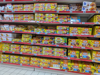 Fransa, 28 Şubat 2025: Fırın ürünlerinin renkli paketleriyle dolu süpermarket rafları