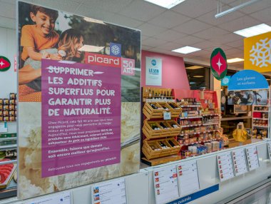 Fransa, 07 Aralık 2024: Doğal katkı maddeleri reklamı ve renkli dekorların yer aldığı süpermarket sahnesi
