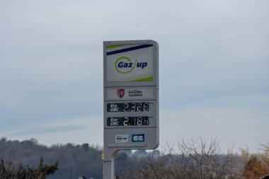 Fransa, 17 Aralık 2024: Biyolojik ve ekolojik yakıtların fiyatlarını gösteren benzin istasyonu tabelası