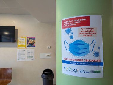 Fransa, 05 Mart 2025: Hastane bekleme odası zorunlu maske ve posterlerle