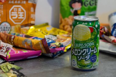 Fransa, 19 Aralık 2024: Japon aperatifleri ve içeceklerinin renkli çeşitleri