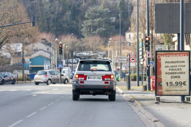 Fransa, 17 Aralık 2024: Trafik ışıkları ve caddelerde tabela ve ağaçlı arabalar