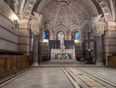 Fransa, Lyon 04 Şubat 2025: Büyüleyici detaylı mimari ve boyalı camlarla süslü kilise iç mimarisi