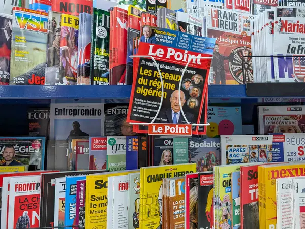 Fransa, 17 Ocak 2025: Uluslararası bir gazete bayiinde dergiler sergileniyor