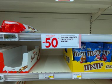 Fransa, 24 Mart 2025: Kinder ve M & M 'nin çikolatalarında indirim, seçili raf görüntüsü