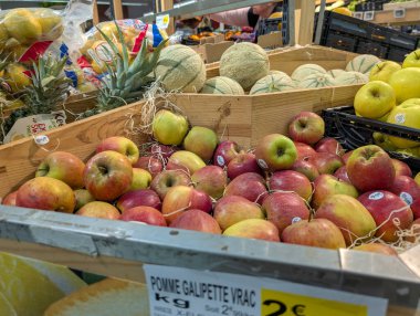 Fransa, 24 Mart 2025: Bir markette elma, ananas ve kavunlar sergileniyor.
