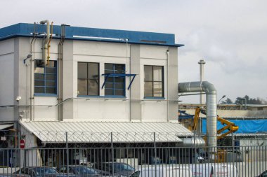 Fransa, Lyon 04 Şubat 2025: Metal borular ve dikenli tellerle donatılmış sanayi binası