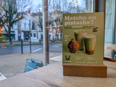 Fransa, 03 Nisan 2025: Matcha veya Pistachio Tercihleri Cozy Cafe Setting 'de