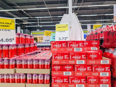 Fransa, 11 Nisan 2025: Coca Cola Supermarket Koridorunda Kirazlı Mini Paketler