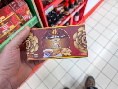 Fransa, 23 Ocak 2025: Ginger ve Ginseng Anında İçki Dükkanı Koridorunda