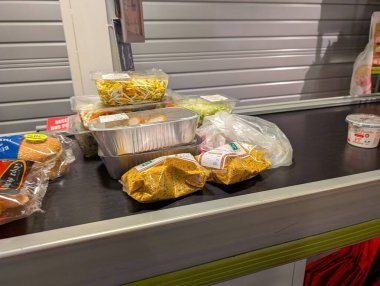 Fransa, 25 Ocak 2025: Süpermarket kasasında erzak ve paketlenmiş yiyecekler